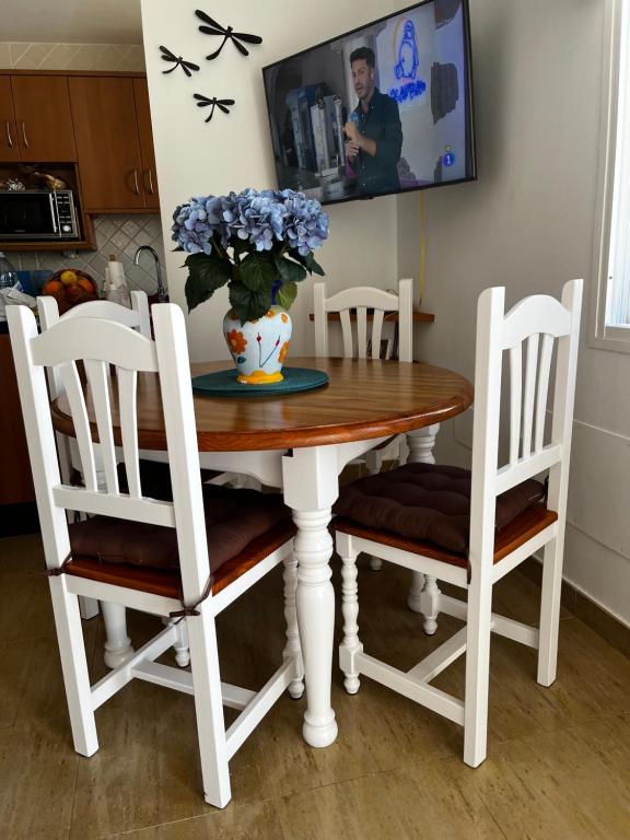 Televízia a/alebo spoločenská miestnosť v ubytovaní Villa La Maja Beachfront
