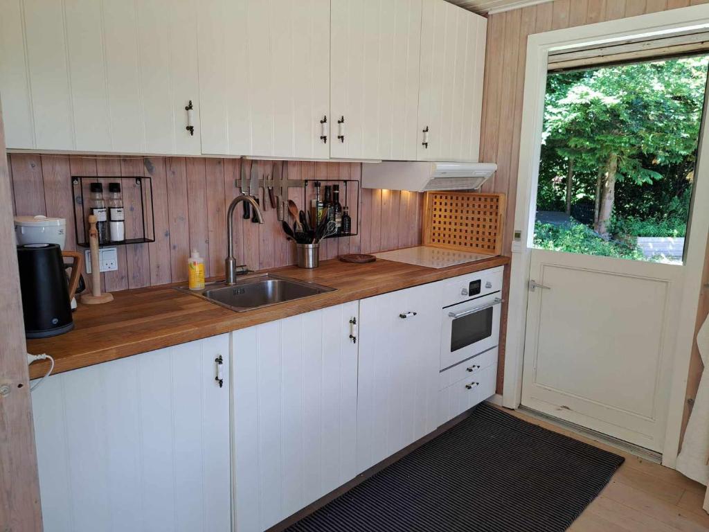 Kuchyň nebo kuchyňský kout v ubytování Huset ved Følle vig