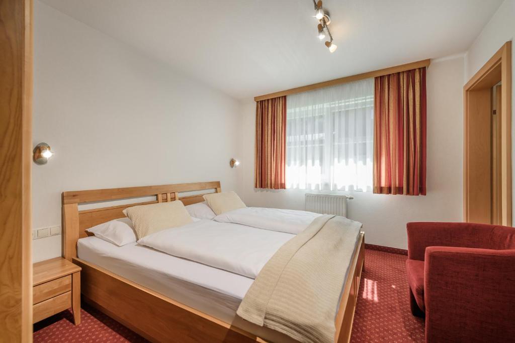 A bed or beds in a room at Appartements Salzburgerhof