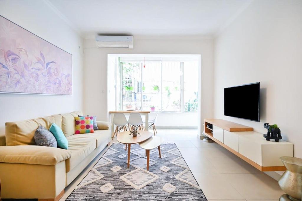 Μια τηλεόραση ή/και κέντρο ψυχαγωγίας στο Charming 2BR in Basel Square by HolyGuest