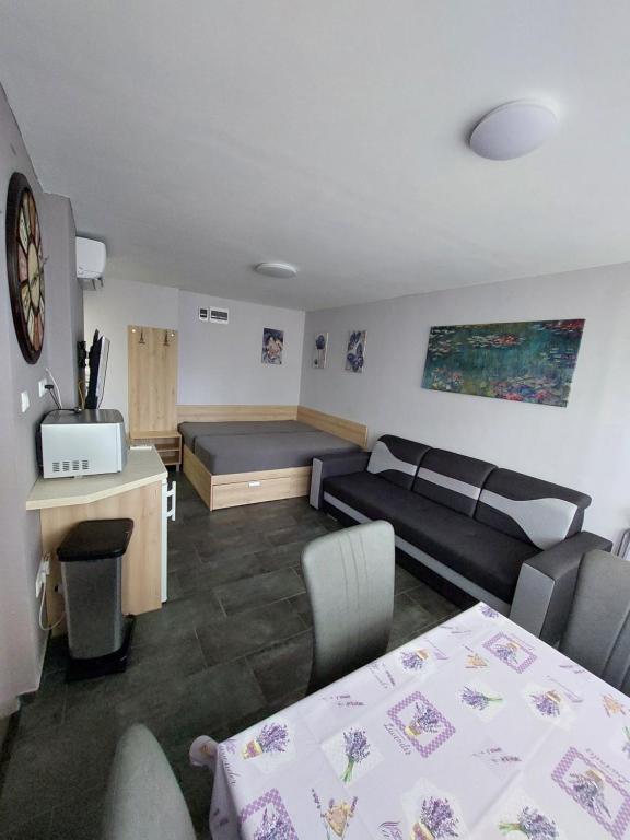 Posedenie v ubytovaní Vízparti gyermekbarát teljesen felújított Apartman, őrzött, saját strand, parkoló, étterem