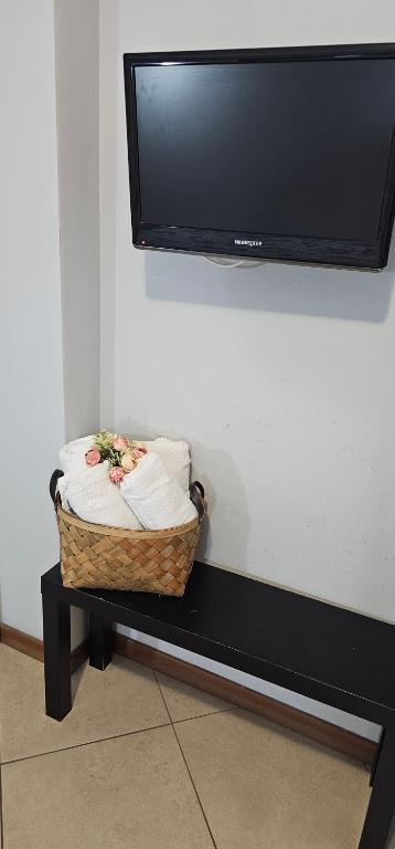 Telewizja i/lub zestaw kina domowego w obiekcie Fiumicino Inn Airport