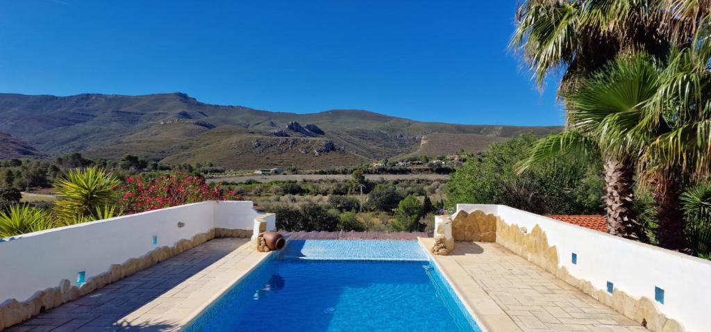 MacastreにあるCasa Azahara your Valencian Villaの山の景色を望むプール