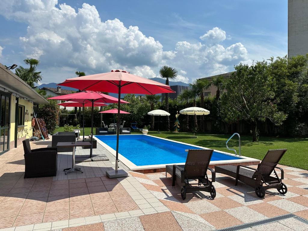 Bazén v ubytování Hotel Tiziana nebo v jeho okolí