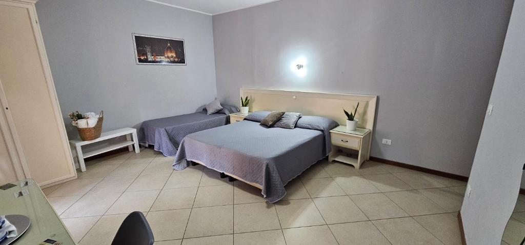 sypialnia z 2 łóżkami w pokoju w obiekcie Fiumicino Inn Airport w mieście Fiumicino