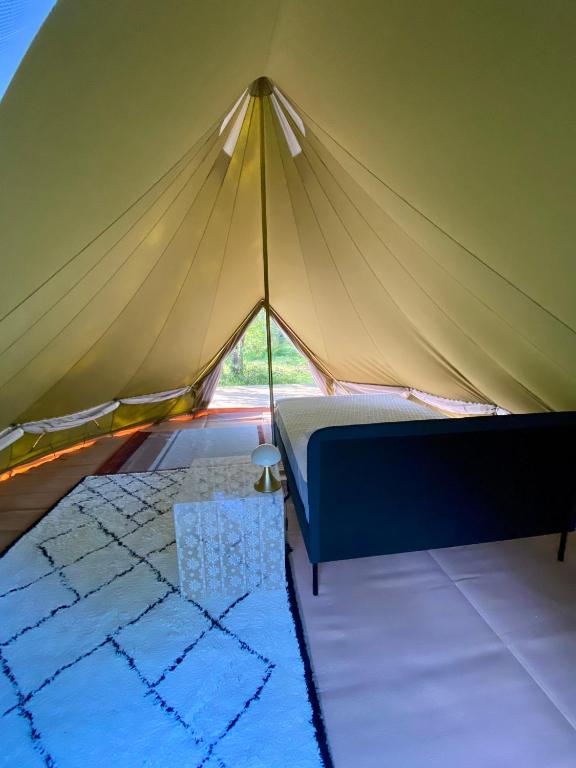 Postel nebo postele na pokoji v ubytování Camping la Kahute - Tente tipi au coeur de la fôret