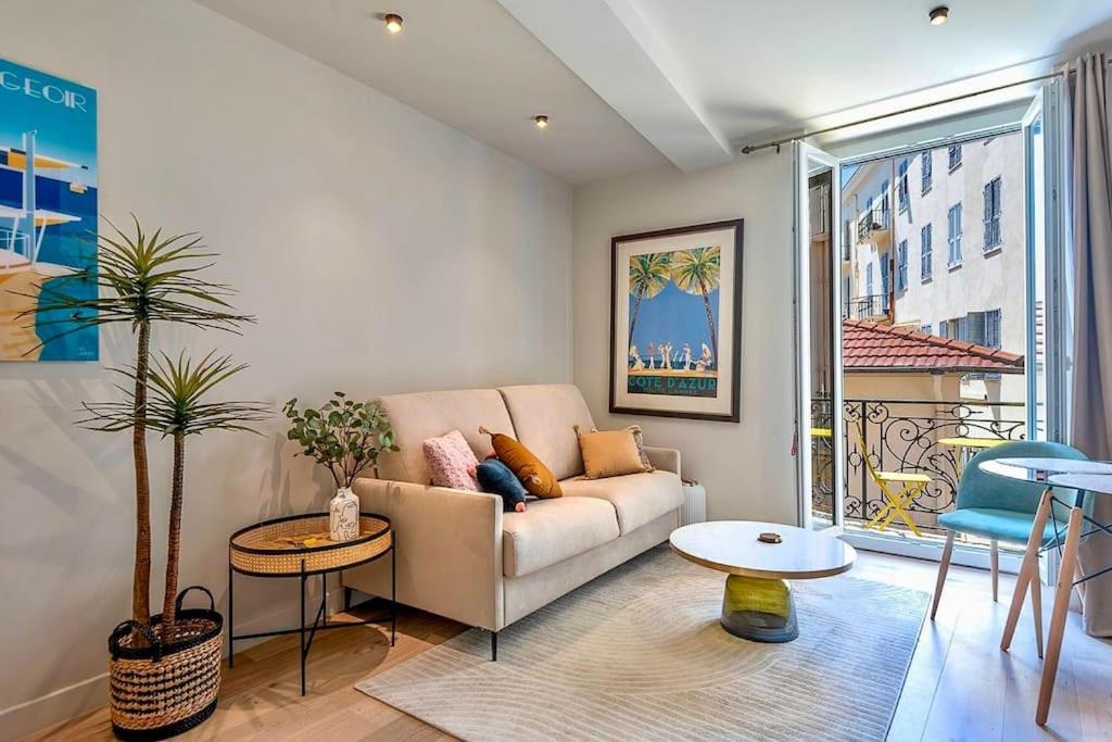 un salon avec un canapé et une table dans l'établissement Masséna street, 2 rooms balcony, à Nice