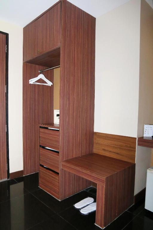 Arthitaya Green Nature Hotel & Lakkhana Poolside Resort - Deluxe Zimmer Mit Kingsize-Bett