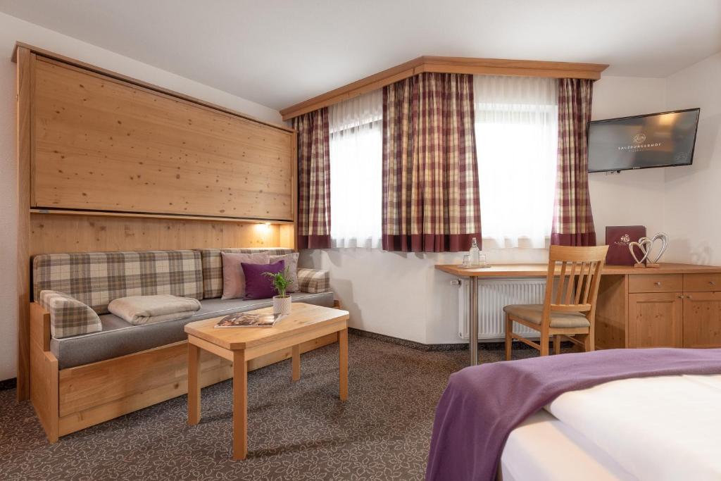 Postel nebo postele na pokoji v ubytování Hotel Salzburgerhof