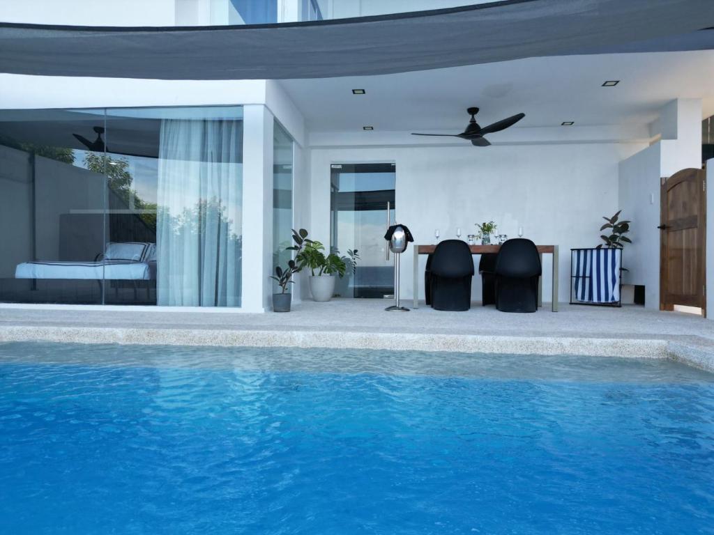 Bazén v ubytování Epic Suites Bohol ADULTS ONLY nebo v jeho okolí