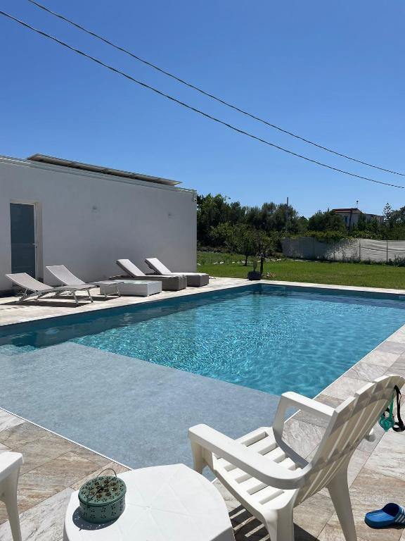 Bazén v ubytovaní Casa Vacanze Reginotte alebo v jeho blízkosti