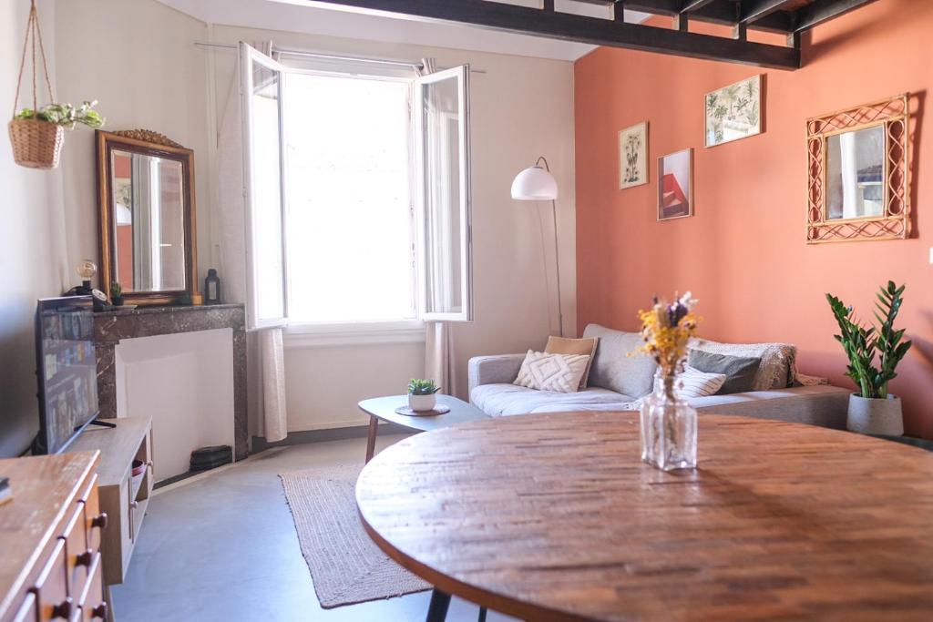 un salon avec une table et un canapé dans l'établissement Cosy T3 Style Loft proche Gare St Roch, à Montpellier