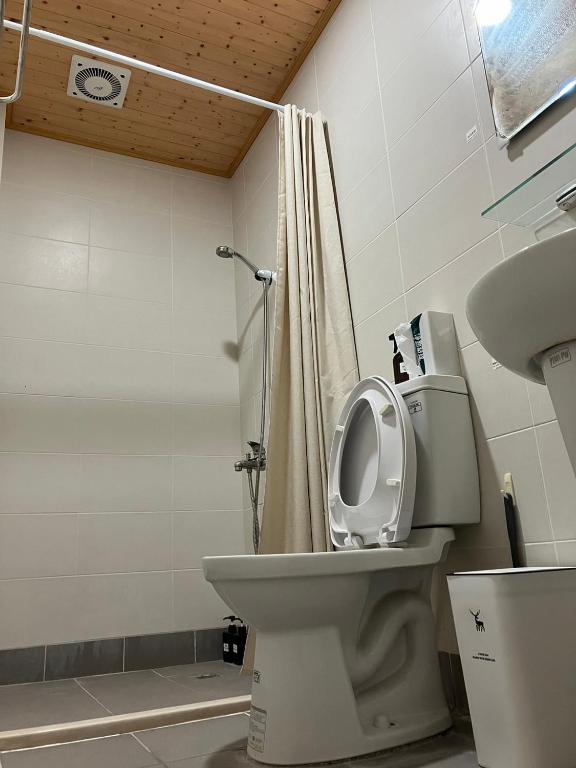 Koupelna v ubytování 阿霞袂睏MAMAzzzzHostel