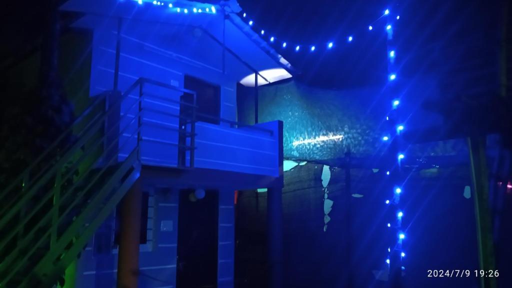 vistas a un edificio con luces azules en Farmer villa, en Yercaud