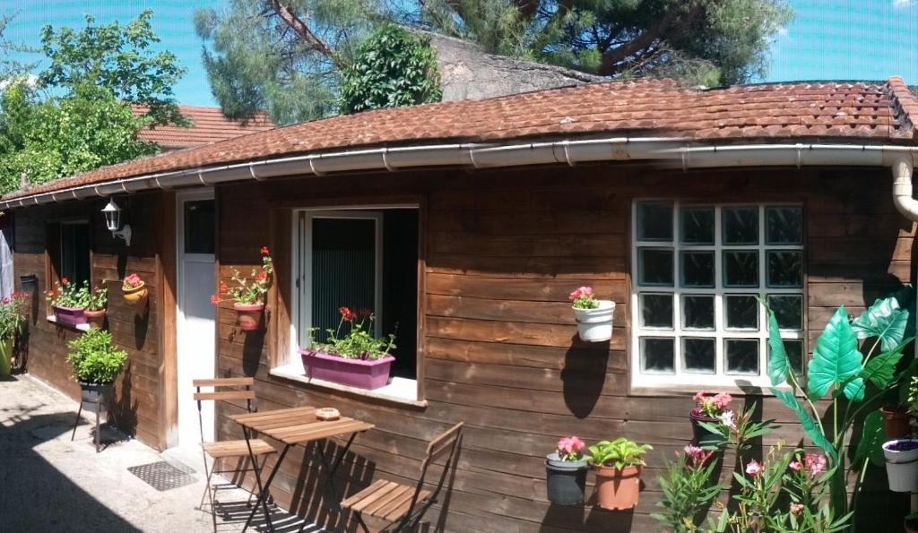une petite maison en bois avec une table et des chaises dans l'établissement Logement privé dépendance, à Livry-Gargan