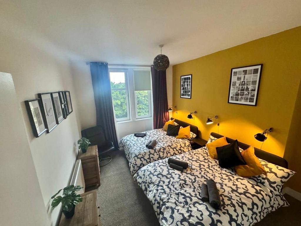 Postel nebo postele na pokoji v ubytování Clydebank Cozy 3bdr flat near Glasgow