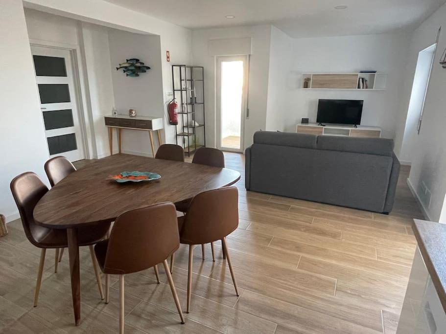 un soggiorno con tavolo, sedie e divano di Casa Dolce Farniente a Luz