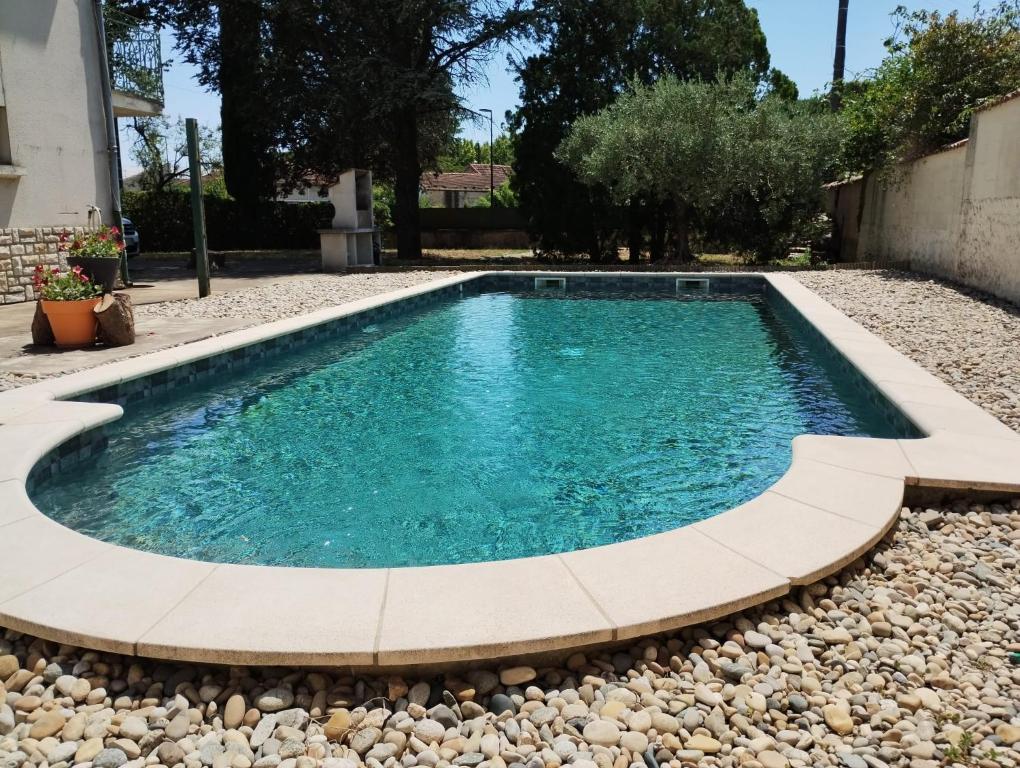une piscine entourée de rochers dans l'établissement Le Far Niente - Piscine Privée, à Orange