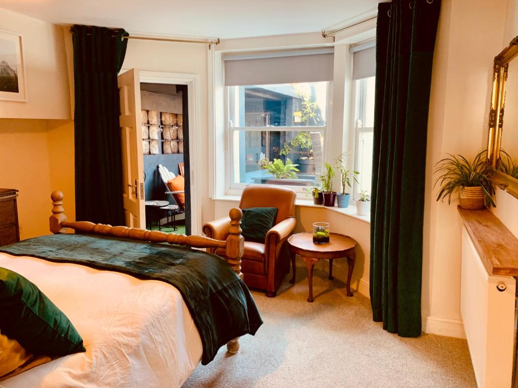 Vibrant beachfront Folkestone getaway - Three-Bedroom Apartment