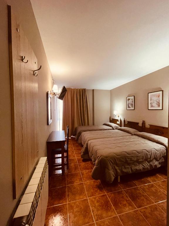 Postelja oz. postelje v sobi nastanitve Hotel Orla