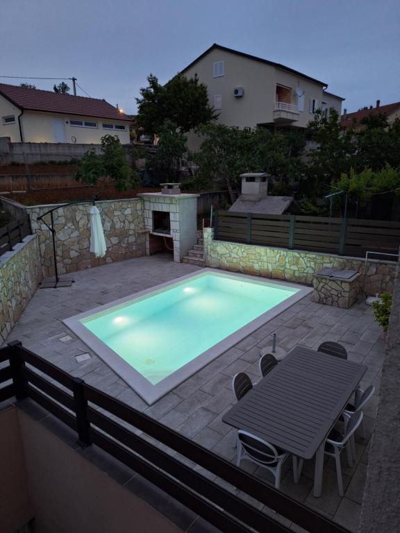 イモツキにあるLUXURY Apartment IMOTA,with private pool,big Free Parking,Car EVchargerのプール(テーブル、ピクニックテーブル付)