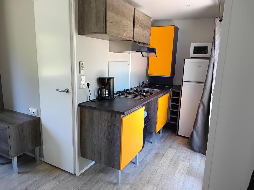 Kuchyň nebo kuchyňský kout v ubytování Camping du lac Fontclaire