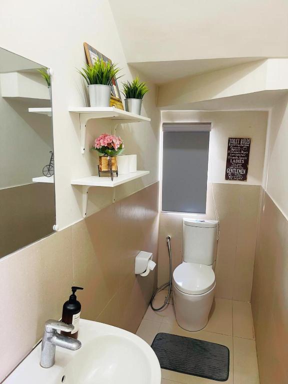 Ένα μπάνιο στο Seafront Residences Vacation Getaway