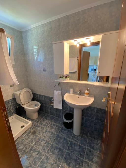 A bathroom at Sun 'n Sand, dream it in Possidi