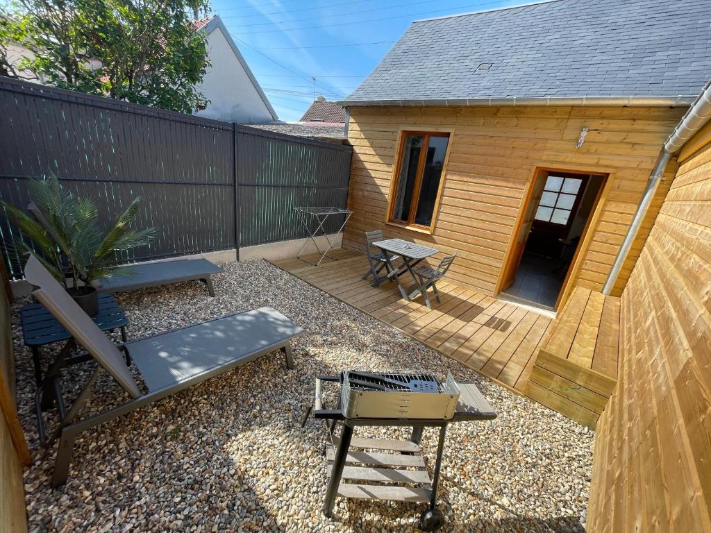 une petite cour arrière avec une niche et un banc dans l'établissement Les Hirondelles A, au Crotoy