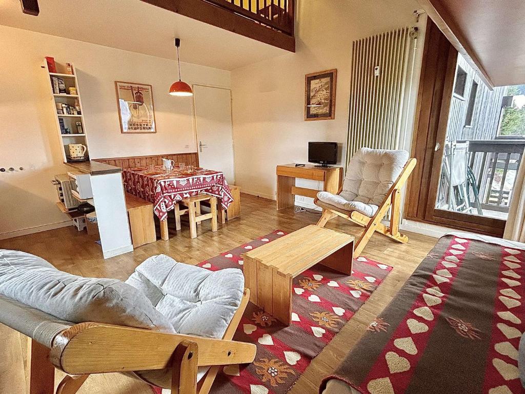 un salon avec un canapé et une table dans l'établissement Appart 2 pièces + mezzanine, 6 couchages, Megève, parking - FR-1-597-7, à Megève