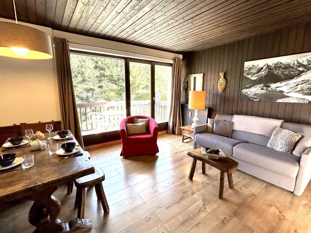 un salon avec un canapé et une table dans l'établissement Appartement cosy 2 pièces avec balcon, proche centre et télécabine, piscine et tennis en été - FR-1-597-20, à Megève