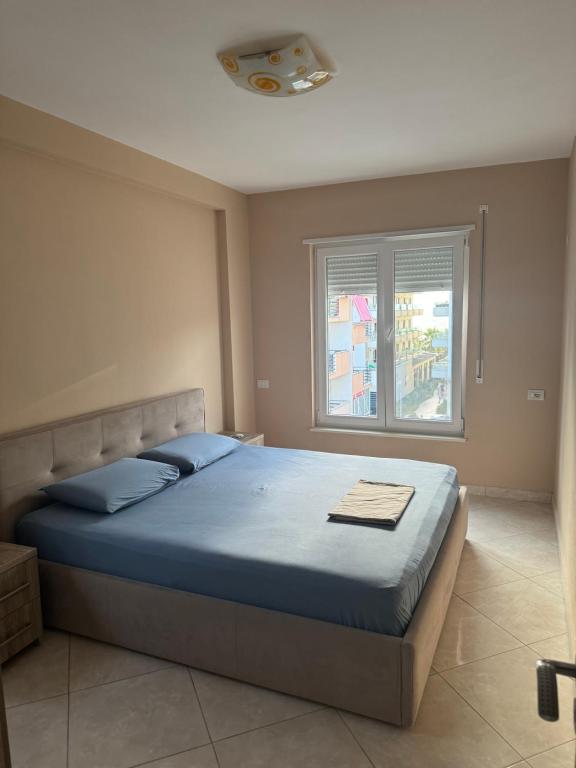 Un pat sau paturi într-o cameră la Holidays Apartament