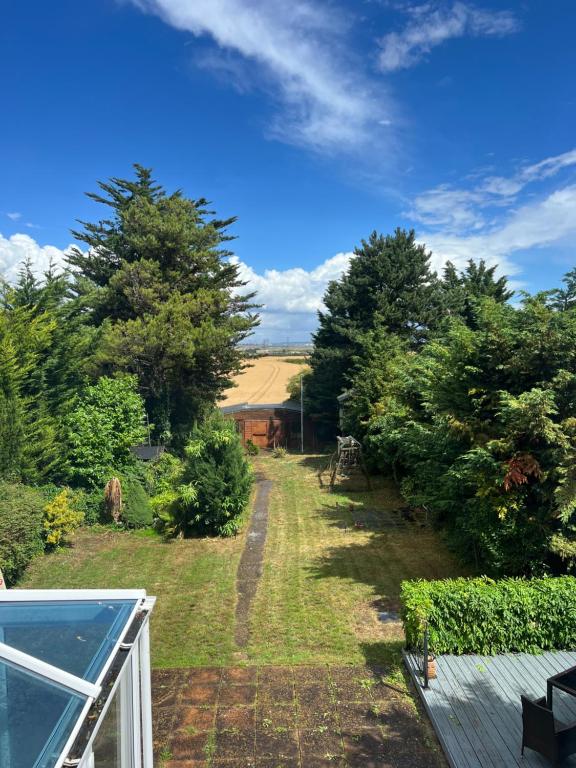 Una vista de un jardín desde el tejado de una casa. en Fortview, en Gravesend