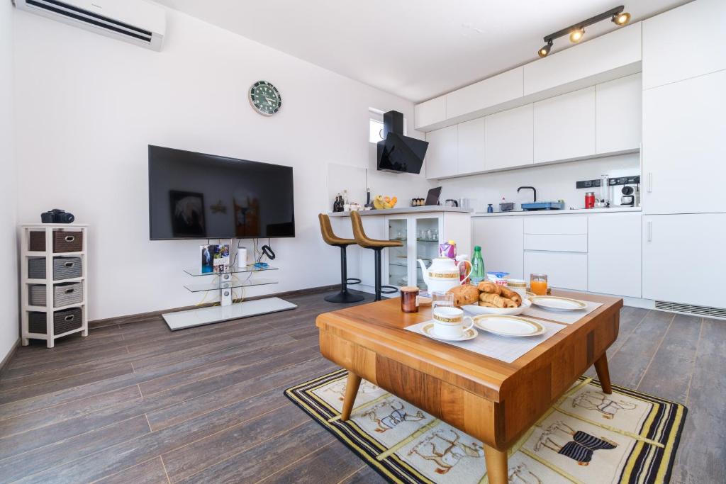 a living room with a table and a kitchen at Serene Luxe Oasis Retreat on the Outskirts by Flat Mаnager in Plovdiv
