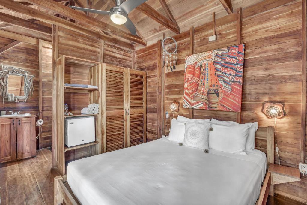 Кровать или кровати в номере The Beach Bungalows Tamarindo- Adults Only