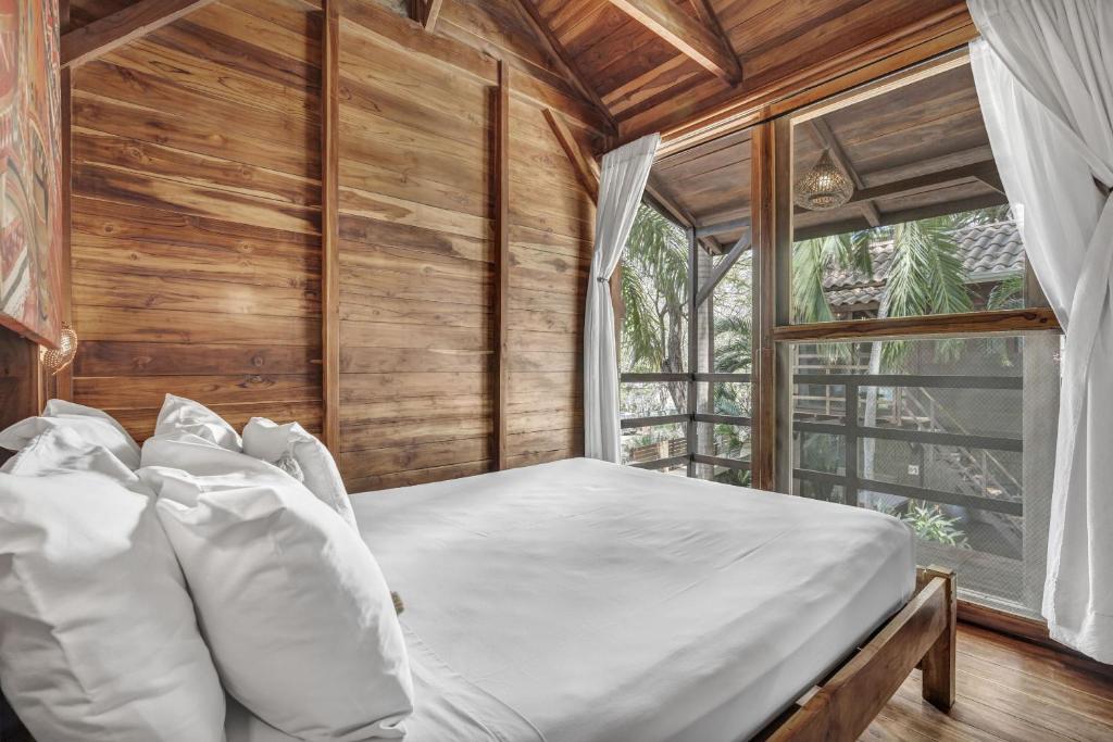 Кровать или кровати в номере The Beach Bungalows Tamarindo- Adults Only
