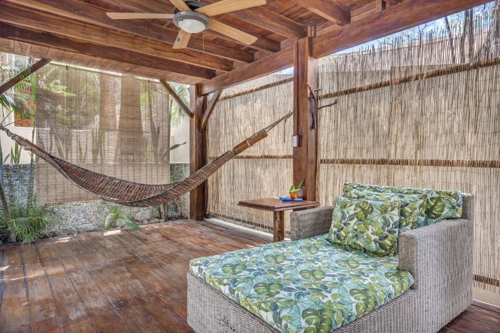 Гостиная зона в The Beach Bungalows Tamarindo- Adults Only
