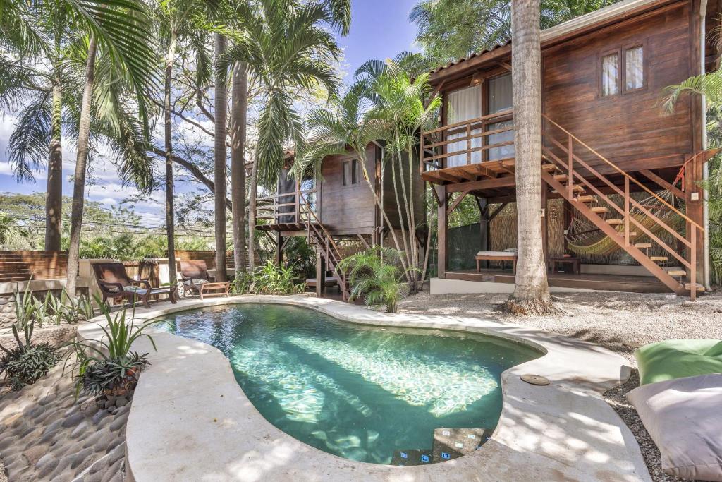 Бассейн в The Beach Bungalows Tamarindo- Adults Only или поблизости