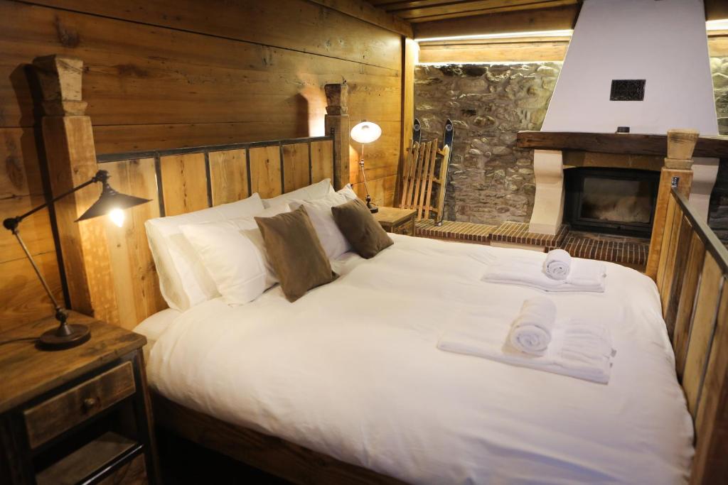 Postel nebo postele na pokoji v ubytování Marmotte Mountain Manor