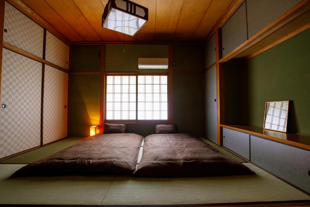 Postel nebo postele na pokoji v ubytování 一棟貸切の宿 夕凪 500平方米一日一組日本庭園 3名まで同一料金 最大14名様父母ヶ浜車で10分