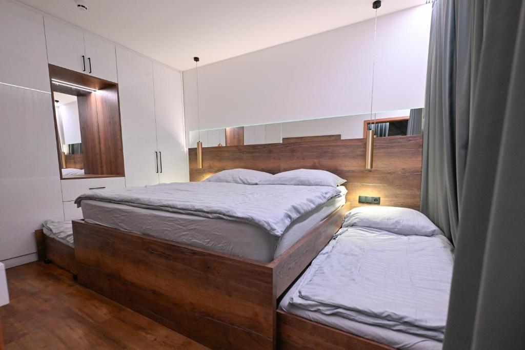 Postel nebo postele na pokoji v ubytování Hotel Ovruč - rodinný apartmán 111
