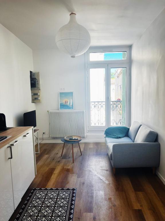 un salon avec un canapé et une table dans l'établissement Bel appart fonctionnel et lumineux en centre ville, clinique et Tram à 5 mn, situation idéale !, à Castelnau-le-Lez