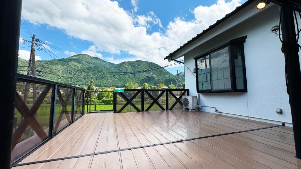 Nespecifikovaný výhled na hory nebo výhled na hory při pohledu z ryokanu