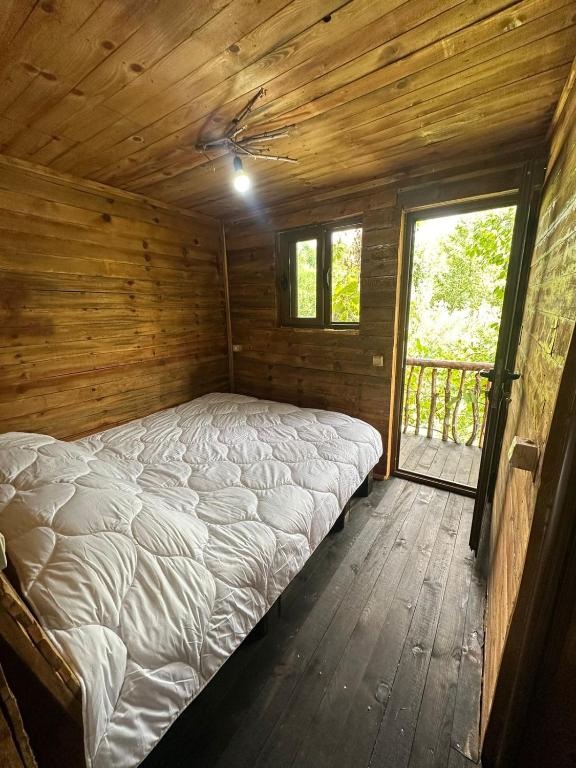 Postel nebo postele na pokoji v ubytování Shtepizat e Rames Agroturizem