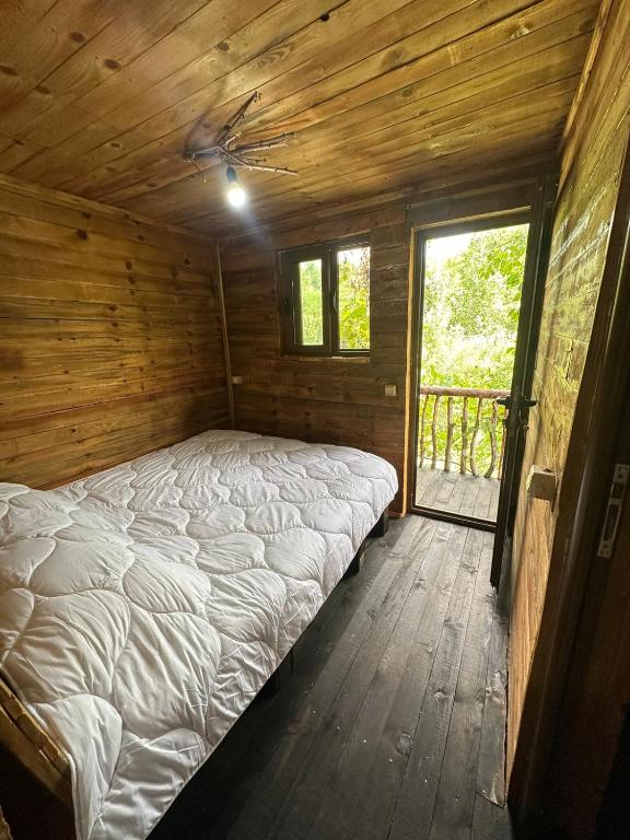 Postel nebo postele na pokoji v ubytování Shtepizat e Rames Agroturizem