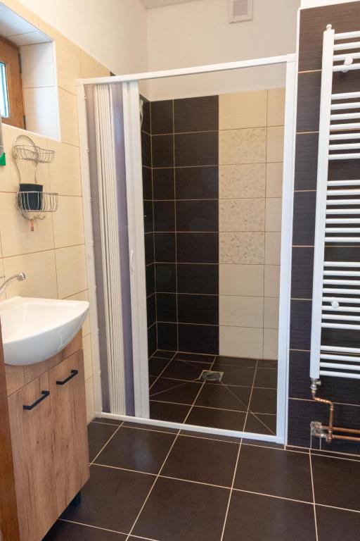 Koupelna v ubytování Apartmány U Pivoněk