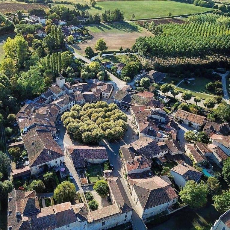 Vue aride d'une banlieue avec maisons et arbres dans l'établissement Maison La Cloche, à Fourcès