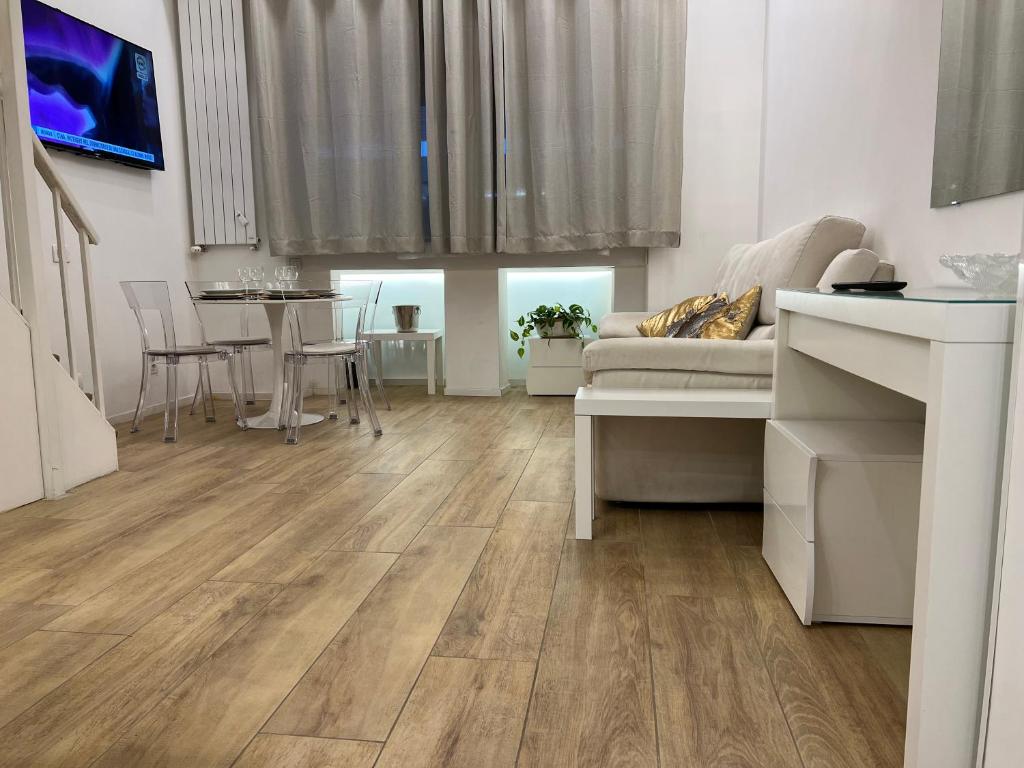 A television and/or entertainment centre at Modern Mini Loft apartment Roma