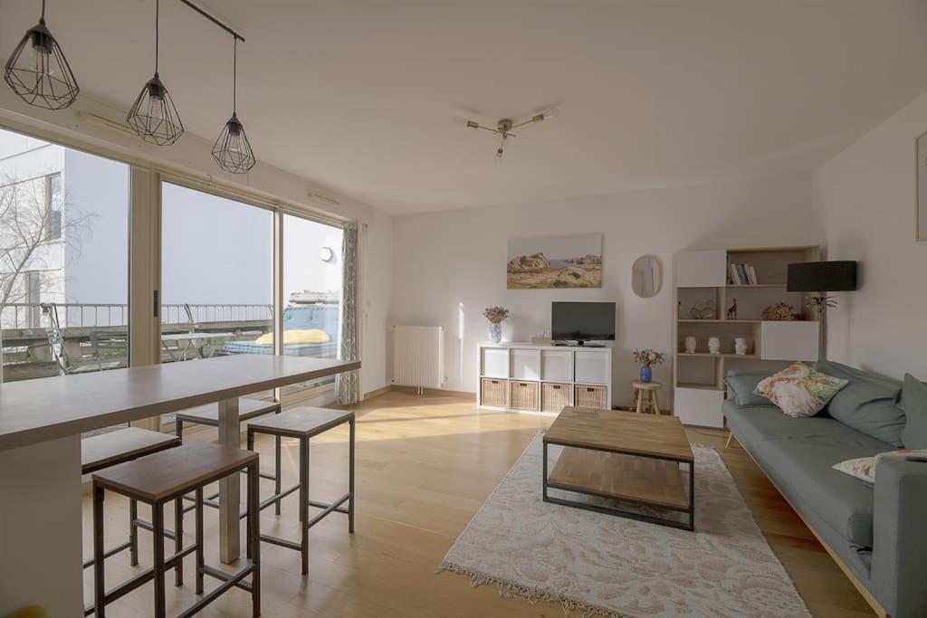 un salon avec un canapé et une table dans l'établissement Le Mabilay, à Rennes