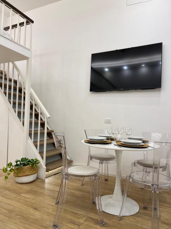 A television and/or entertainment centre at Modern Mini Loft apartment Roma
